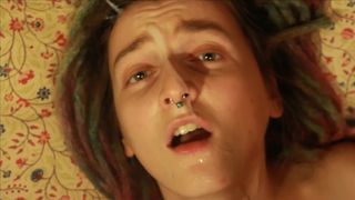 Инфантильная девушка-хиппи наслаждается жизнью, когда делает минет