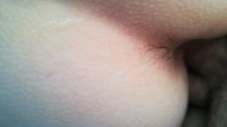 Крупный кадр вхождения маленького кривого члена в женские дырки
