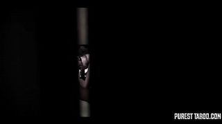 Утешает сестру, которую бросил парень, вместе со своим лучшим другом