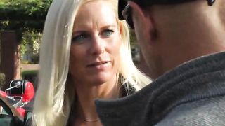 Сиськастая давалка в чулках развлекается с незнакомцем