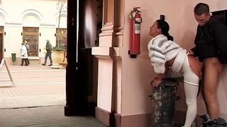 Девушка впервые занимается сексом в людном месте