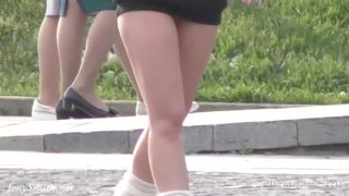 Русская девушка светит на улице своей крепкой задницей и мандой